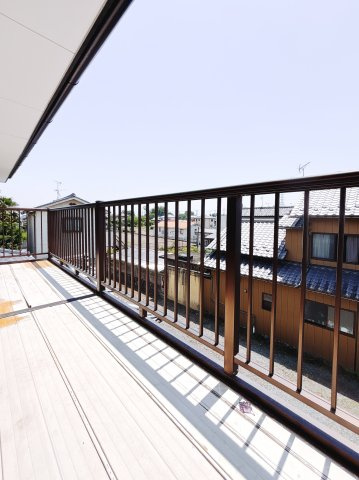 【中古戸建】深谷市新井のバルコニー|■バルコニー｜バルコニーから入る日差しは暖かく、爽快な朝の目覚めを促してくれます♪洗濯物やお布団を干して太陽の香りを吸い込んだお布団で夜はおやすみください。
