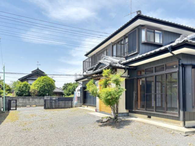 【中古戸建】深谷市新井の外観|■外観｜広々とした駐車スペースで楽々駐車可能！お買い物後もスムーズにお荷物を運べます♪