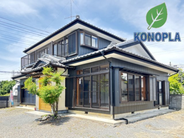 【中古戸建】深谷市新井の外観|■外観｜黒の外壁と木目調の外壁がスタイリッシュで、全体的にクールで引き締まった印象の外観です♪