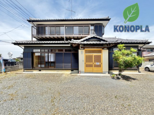 【中古戸建】深谷市新井の外観|■外観｜広いお庭で子供達を伸び伸びと遊ばせてあげたい…！わんちゃんの為にドッグランを作りたい…！そんな願いが叶う134坪の敷地、6台駐車可能です♪