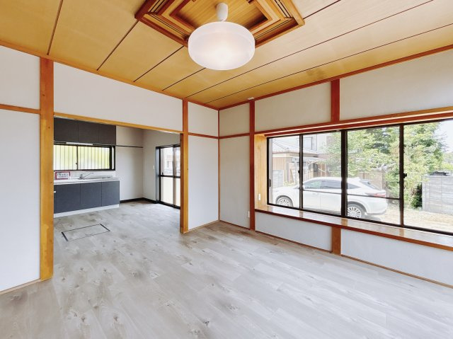 【中古戸建】深谷市新井の居間・リビング|■リビング｜窓から射し込む陽射しが縦横に広がり、あたたかな空間を形作ります♪木目のきれいなフローリングとシンプルな壁紙は、一日中家に居ても飽きることなく過ごすことができる素敵な空間です♪