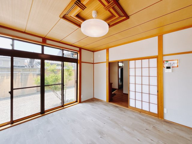 【中古戸建】深谷市新井の居間・リビング|■リビング｜時の流れと共に陽射しは装いを変え空間に新たな彩りを与えます。一日中家に居ても飽きることなく過ごすことができる素敵な空間です♪