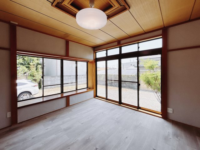 【中古戸建】深谷市新井の居間・リビング|■リビング｜南側に面したリビングは、日当たりもよく、風通しも良い空間です。お庭で遊ぶお子様の様子もリビングから見ることができ安心です♪