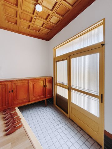 【中古戸建】深谷市新井の玄関|■玄関｜「玄関から、我が家を心地よく。自然の風や光を感じられる気持ちのいい玄関へ。」永く居心地のいい暮らしを演出する快適性能と安心を両立させた扉♪