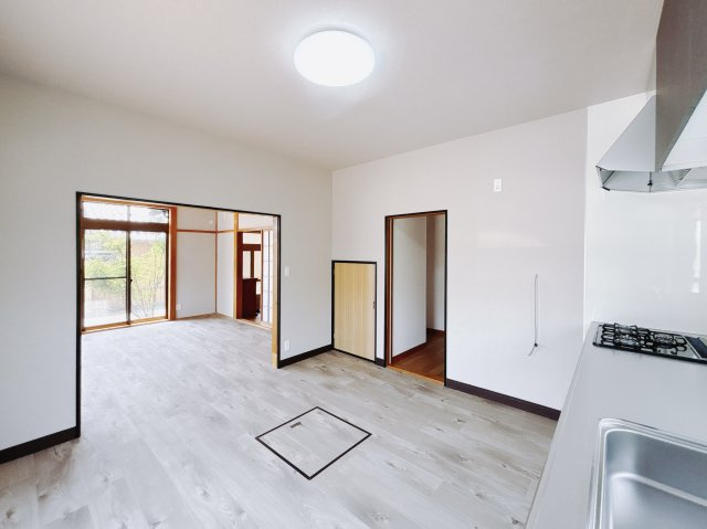 【中古戸建】深谷市新井のキッチン|■ダイニング｜キッチンからの眺望です。リビングダイニングで寛ぐご家族の様子も見ることができる「絆を深めるプランニング」です( ＾＾ )
