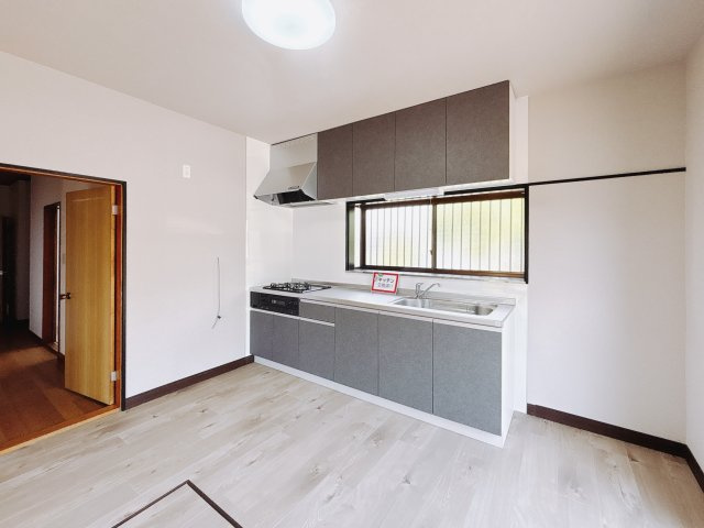 【中古戸建】深谷市新井のキッチン|■キッチン｜リビングまでの見通しが良く、家事をしながらでも、お子様の様子を見られるようになっています。お子様がいつもママのそばにいる安心感も生まれます♪