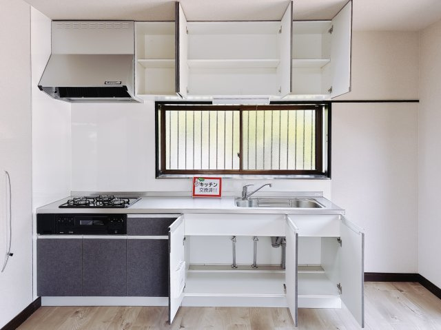 【中古戸建】深谷市新井のキッチン|■キッチン｜大きなお鍋や調理用具のも出し入れラクラクな収納がたっぷり！毎日使う場所だからこそ、無理のない姿勢で作業できるのは嬉しいポイントですね(*＾＾*)♪