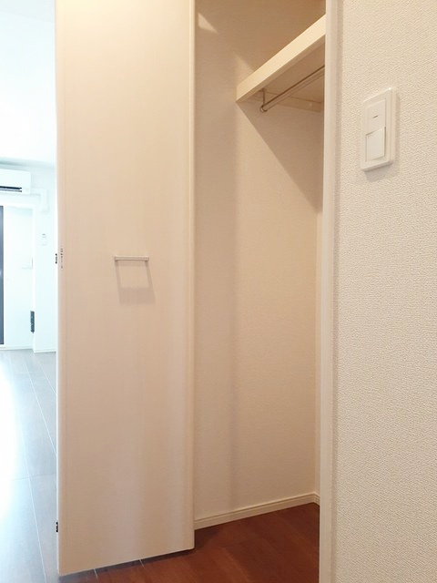 カームプレイン森崎の収納|ポール付きで使い勝手の良い大型クローゼット♪