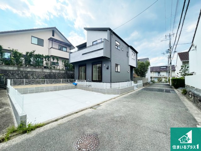 5日(土)6日(日)現地ご見学可能！　川西市清和台西　第2期　新築一戸建ての前面道路含む現地写真|周辺は閑静な住宅街！前面道路広々で車の出し入れも便利です。駐車が苦手な方でも安心して車庫入れできます！