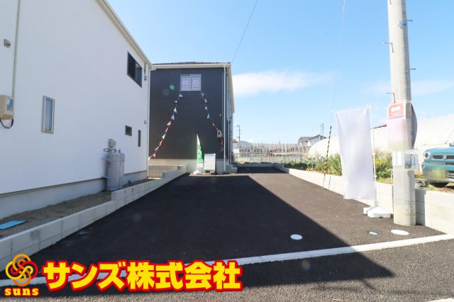 大玉村玉井字町　　　　１号棟　　　玉井小学校、大玉中学区の外観|東側から見た駐車場を含む外観♪