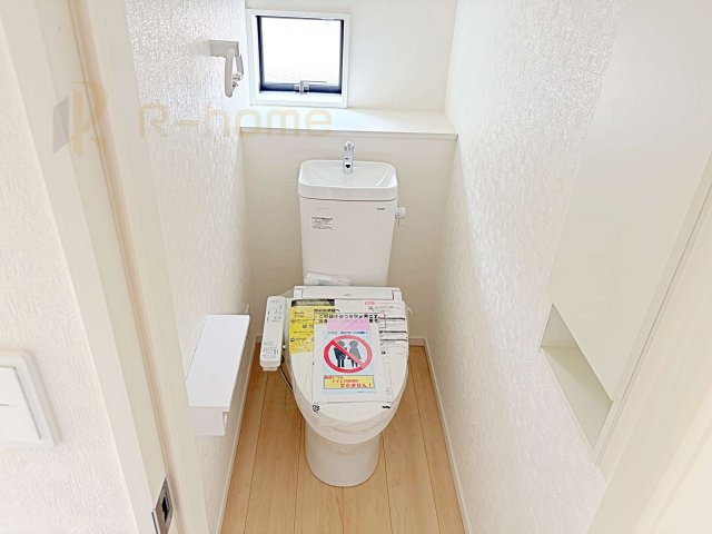 土浦市中村南第11　新築戸建て　1号棟のトイレ|温水洗浄便座付きのトイレ。
トイレが２ヵ所設置で朝の忙しい時間でも安心です。