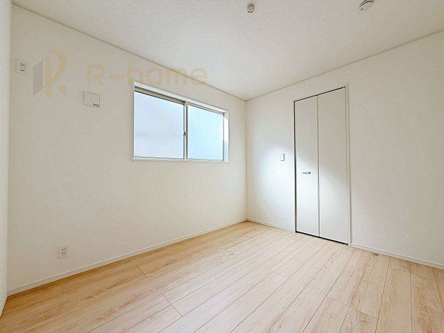 土浦市中村南第11　新築戸建て　2号棟の洋室|収納便利なウォークインクローゼット付きの洋室♪
明るく風通しの良いお部屋です♪
