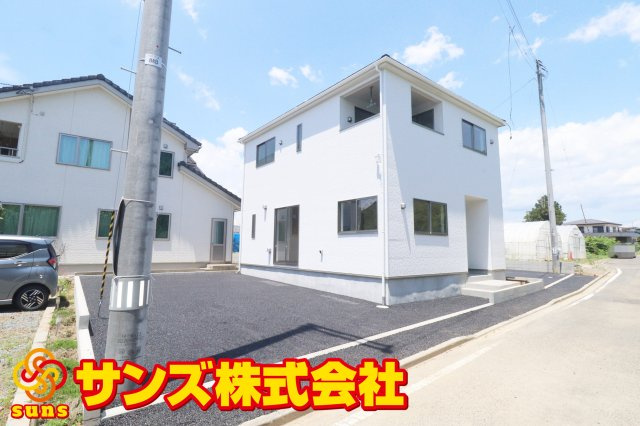 大玉村玉井字町　　　　2号棟　　　玉井小学校、大玉中学区の外観|南東側から見た駐車場を含む外観♪