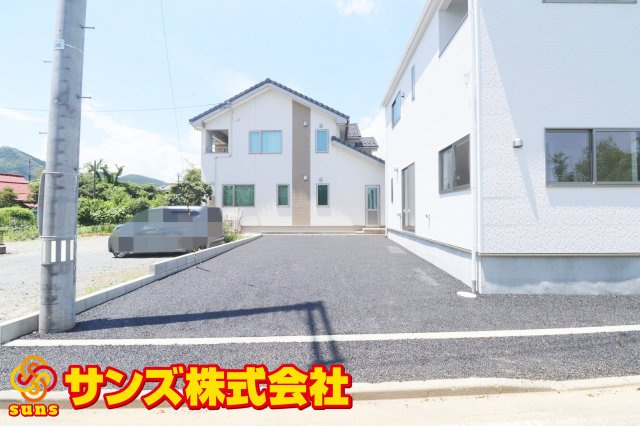 大玉村玉井字町　　　　2号棟　　　玉井小学校、大玉中学区の外観|東側から見た駐車スペース♪