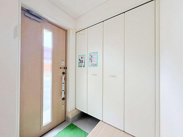 土浦市中村南第11　新築戸建て　3号棟の玄関|気持ちよくご家族やゲストを送迎できる穏やかな雰囲気の玄関♪大きな下駄箱で玄関廻りスッキリ♪
