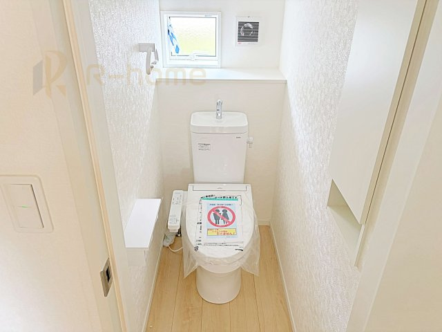 土浦市中村南第11　新築戸建て　3号棟のトイレ|温水洗浄便座付きのトイレ。
トイレが２ヵ所設置で朝の忙しい時間でも安心です。