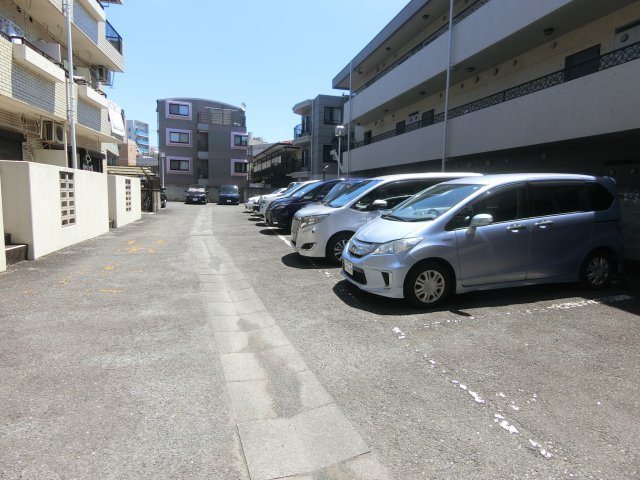 ライフイン木月の駐車場