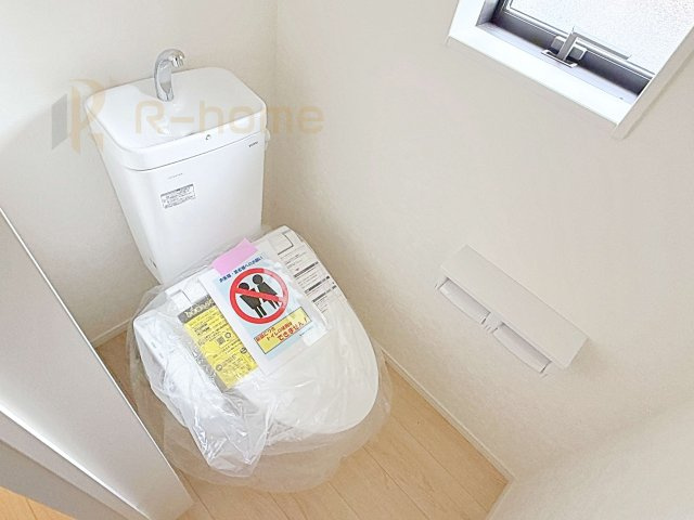 土浦市中村南第11　新築戸建て　4号棟のトイレ|温水洗浄便座付きのトイレ。
トイレが２ヵ所設置で朝の忙しい時間でも安心です。