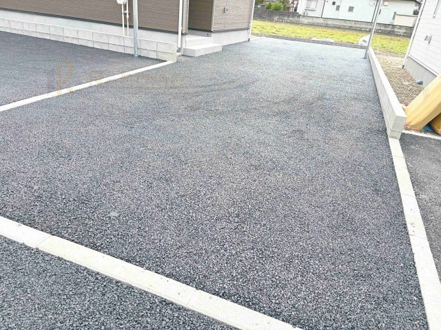 土浦市中村南第11　新築戸建て　4号棟の駐車場|カースペースは2台お停めいただけます♪
