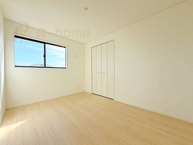 土浦市中村南第11　新築戸建て　4号棟の洋室|どんな部屋家具も合わせやすいシンプルな洋室！
たっぷりの日差しと心地よい風が舞い込む住まい♪