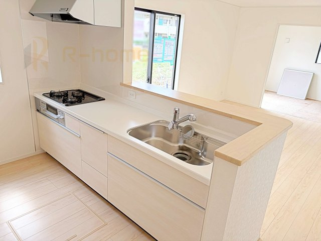土浦市中村南第11　新築戸建て　4号棟のキッチン|料理をしながら家族とコミュニケーションが取れる対面式システムキッチン。