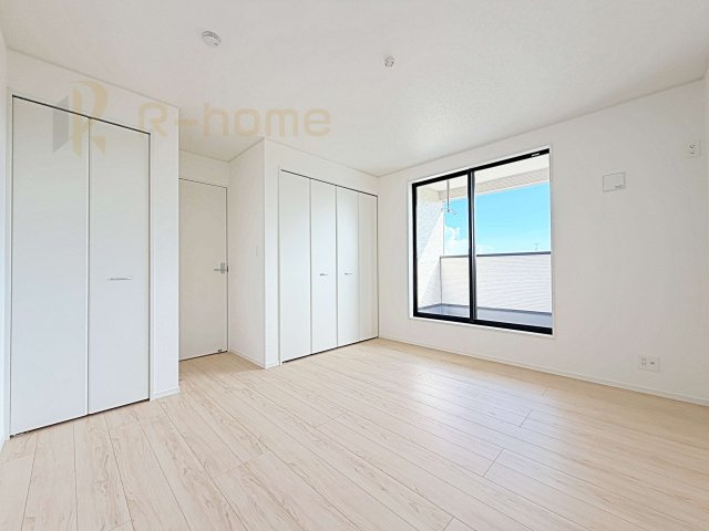 土浦市中村南第11　新築戸建て　4号棟の洋室|お部屋のサッシにはペアガラスを採用、高い断熱性による省エネと結露対策に有効です♪