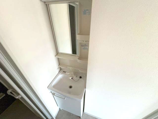 メビウス道明寺レジデンス東館の独立洗面台