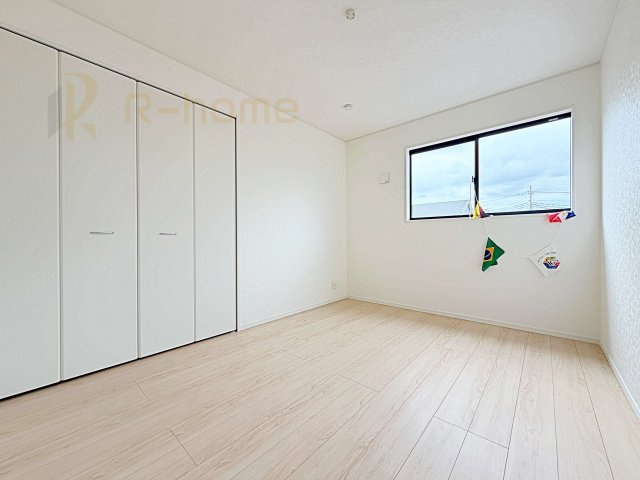 土浦市中村南第11　新築戸建て　5号棟の洋室|お部屋のサッシにはペアガラスを採用、高い断熱性による省エネと結露対策に有効です♪