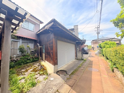 【外観】 | 三条市荒町1丁目　車庫付き　5DK