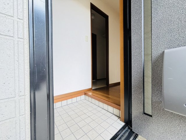 ボーンハピネスA棟の玄関