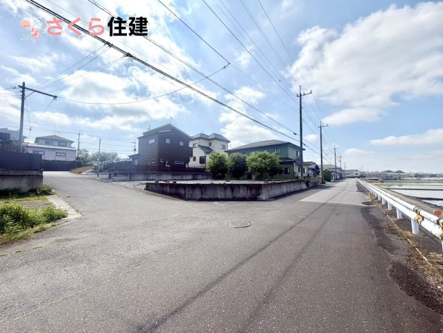真岡市亀山一丁目　売地の前面道路含む現地写真|角地になります。閑静な住宅地