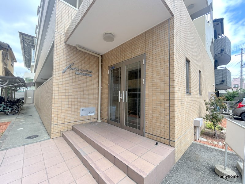 フレスクーラ　仲介手数料無料のエントランス