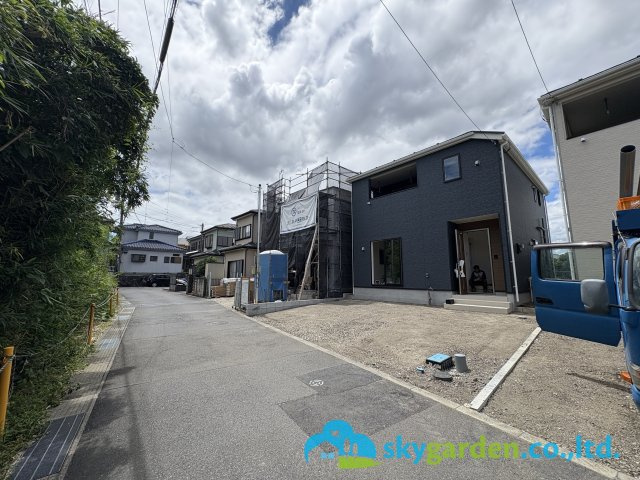 寒川町小谷第19　新築戸建　全２棟２号棟の前面道路含む現地写真|令和8年8月6日撮影（工事中）
