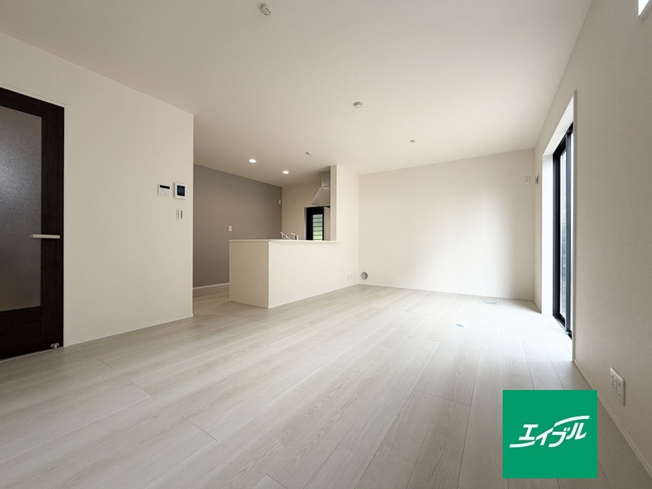 【居間・リビング】 | リーブルガーデン児島上の町4丁目 (全1棟) | 16帖のLDKで広々お使いいただけます♪