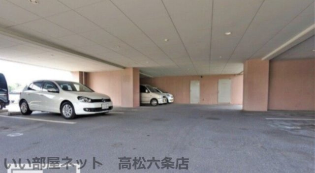 ロゼ三条の駐車場