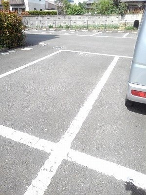 秋桜ＤＯＩ　Ｂの駐車場|車をお持ちの方に嬉しい駐車場付きの物件です