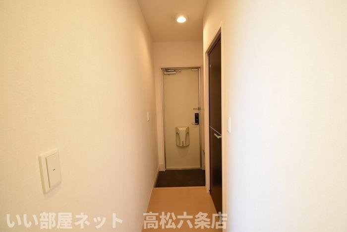 コートビレジ屋島Ⅱ　B棟の玄関