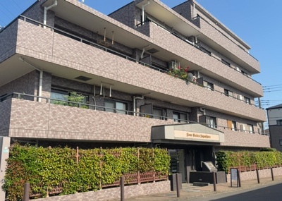 【現況写真】 | ライオンズガーデン相模原 | 外観はマンション管理がされているかの目安になります。築年数が古いと、壁面は劣化してひび割れが生じることも！建物が古びていても細かいところが修繕されていると、きちんと管理されているなぁと感じるでしょう。