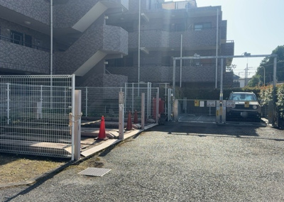 【駐車場】 | ライオンズガーデン相模原 | 車一台あたりに必要なスペースは、標準サイズの普通自動車で横幅2m50cm、長さ5mは必要になります。ただし、乗降のことも考慮して横幅3m30cm、長さ5m50cmほどは確保できるところを選びましょう。