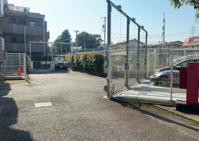 【駐車場】 | ライオンズガーデン相模原 | 駐車場と明記されていても、最小スペースでつくられた駐車場だと大型車は駐車できなかったり、出入りしにくくなったりする可能性があります。お車のサイズと購入したい物件の駐車場のサイズを現地で確認しましょう。
