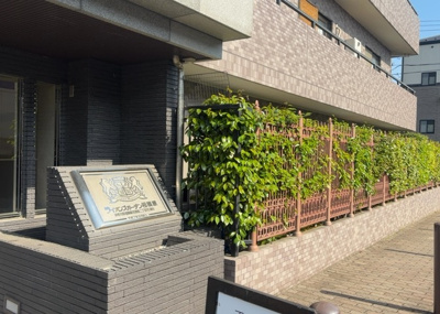 【庭】 | ライオンズガーデン相模原 | 物件によっては、入居者が個人的に使用できる専用庭がついているものもあります。また、住宅の中にある土間の部分を庭と呼ぶこともあります。庭の用途は住む人によって変わり、それによってデザインもさまざまです。