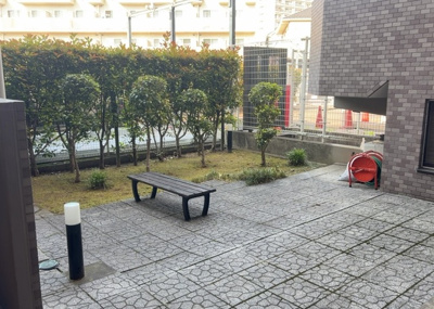 【中庭】 | ライオンズガーデン相模原 | 中庭（パティオ）とは、一つの建築物の内部に設けられた、壁などで囲われている庭のことを指します。コの字型、ロの字型が主流ですが、L字型の中庭もあります。最近では、インテリア性の高さからも人気があります。