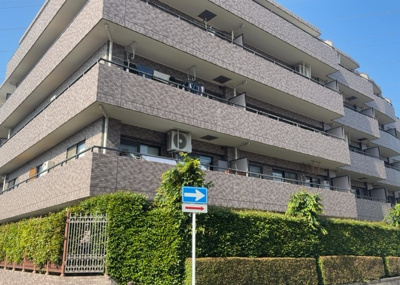 【構造・工法・仕様】 | ライオンズガーデン相模原 | ＲＣ造、Reinforced Concreteは直訳すると補強されたコンクリートです。主に柱や梁・床・壁が鉄筋とコンクリートで構成おり、鉄筋を組んだ型枠にコンクリートを流し込んで固めたものを指します。