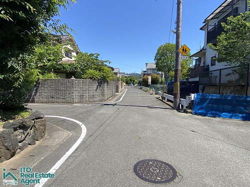 岩倉中町 中古戸建の前面道路含む現地写真