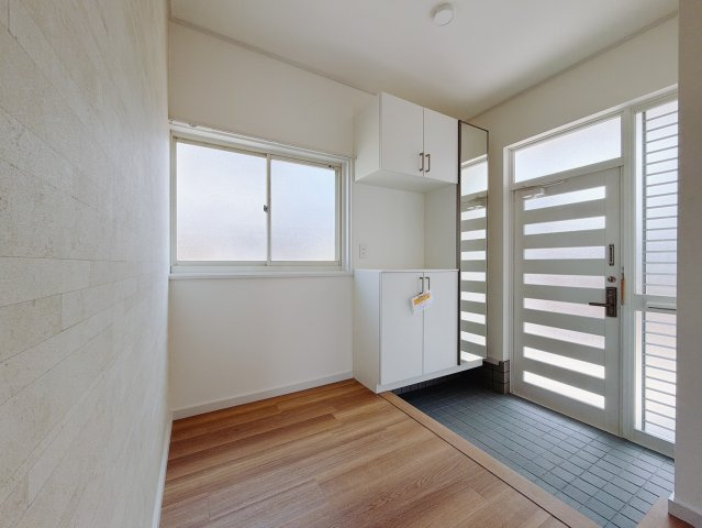 【中古戸建】児玉郡上里町大字嘉美の玄関|■玄関｜「玄関から、我が家を心地よく。自然の風や光を感じられる気持ちのいい玄関へ。」永く居心地のいい暮らしを演出する快適性能と安心を両立させたドアを採用しました！