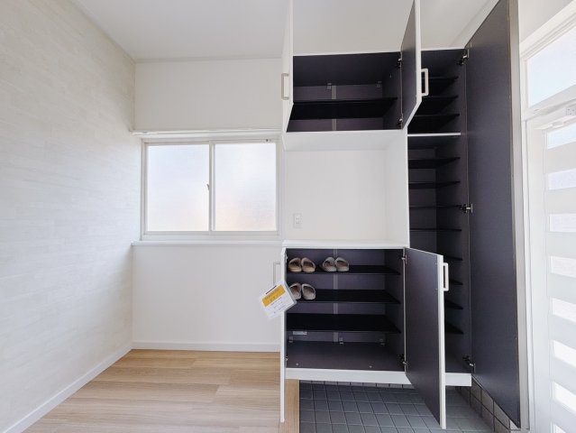 【中古戸建】児玉郡上里町大字嘉美の玄関|■玄関｜ご家族の靴がたくさんしまえる下駄箱付き。お子様の靴がこれから増えても安心な大きさです。