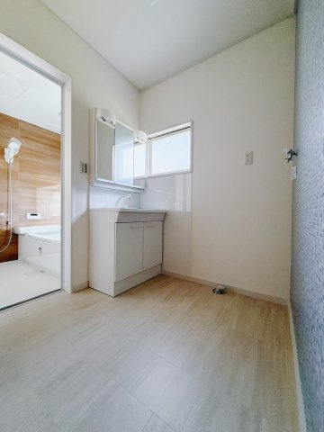 【中古戸建】児玉郡上里町大字嘉美の独立洗面台|■洗面室｜ゆとりのある洗面脱衣室ではお子様と並んで歯磨きもできるので一緒に成長を楽しめます♪ひろびろとした洗面室で、朝の準備も楽しくなります☆.*