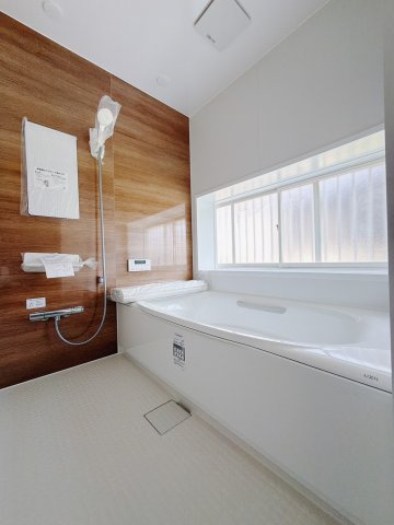 【中古戸建】児玉郡上里町大字嘉美の浴室|■浴室｜デザイン性に優れた浴室♪1日の疲れを癒す、ゆったりとしたバスタイムをぜひお過ごしください(*＾＾*)大きな窓付きで嬉しい♪
