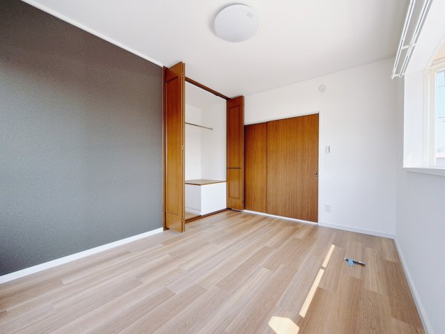 【中古戸建】児玉郡上里町大字嘉美の洋室|■2階洋室｜お子様の一人部屋にピッタリな洋室。木のぬくもりを感じるフローリングは、天然木の味わいが時とともに深みを増していきます。また、傷にも強く、フリーワックスでお手入れもラクラクです♪