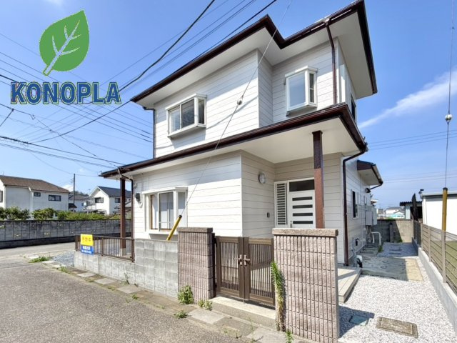 【中古戸建】児玉郡上里町大字嘉美の外観|■外観｜窓の配置や、爽やかな白ベースの外観が清潔感をもたらします。まっさらなキャンバスのような家にこだわりを彩って…始めよう、あなただけの豊かな暮らし( ＾＾ )